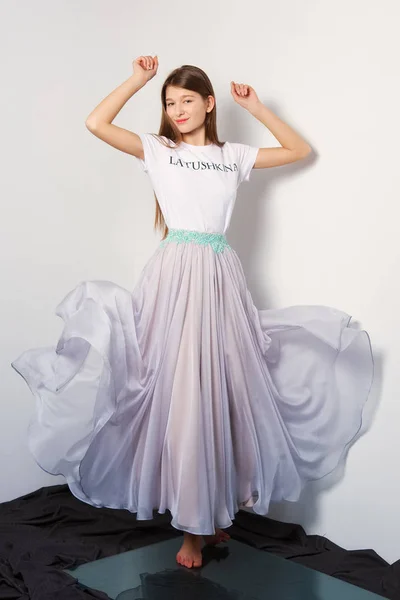 Modelo de moda en falda y camisa transparente. Vestido de vuelo . — Foto de Stock