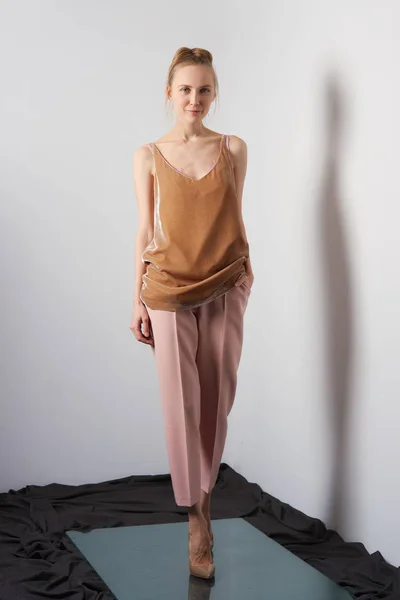 Модна модель в тонких штанях і блузці з мереживом на ремінцях — стокове фото