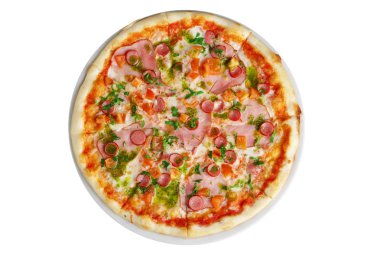 Üstten Görünüm pizza salam ve sosis ile çan peppe ile dekore edilmiştir.