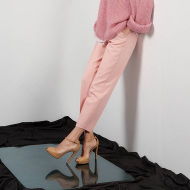 Kadın bacakları duvara yaslanmış pantolon