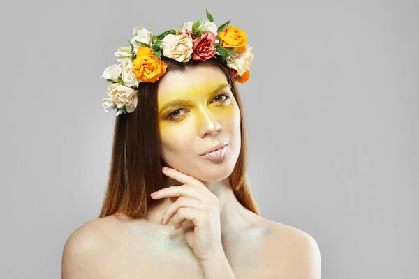 Moda ragazza modello di bellezza con fiori tra i capelli toccandola — Foto Stock