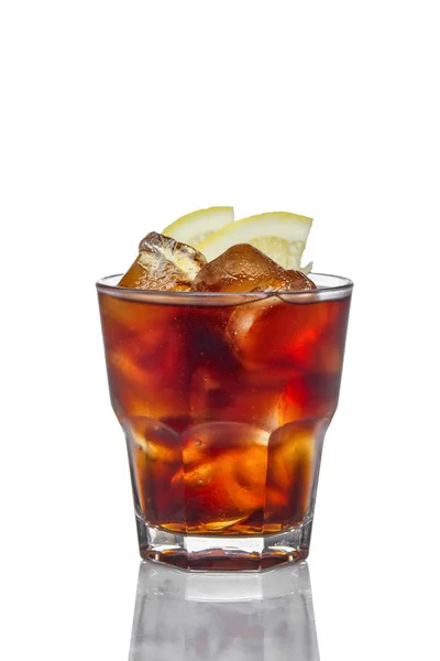 Cocktail alcoolisé en verre de roche - Cuba Libre en cola, lem — Photo