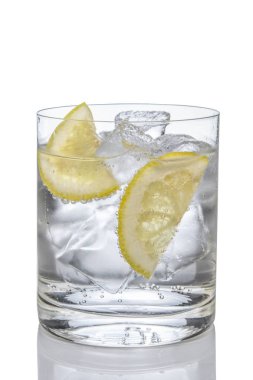 Limon ve buz üzerinde beyaz izole kokteyl cin tonik.