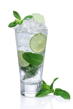 Beyaz izole highball cam soğuk lezzetli Mojito.