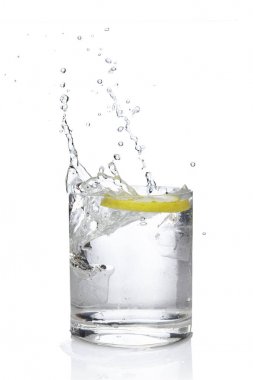 Buz küp ve limon oldfashioned cam kokteyl sıçramasına. DRI