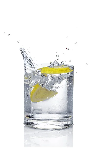 Ice cube and lemon splashing cocktail in oldfashioned glass. Dri — Stock Photo, Image