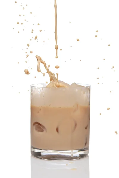 Licor de crema irlandés vertiendo en un vaso lleno de hielo . — Foto de Stock