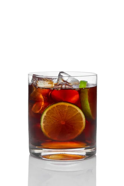 Cocktail au rhum et au cola avec glace, citron vert et citron à oldfashio — Photo