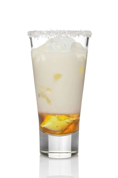 Cocktail di crema di cocco e rum in vetro highball isolato su whi — Foto Stock