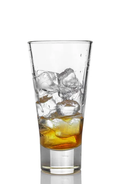 Highballglas med is och whiskey isolerad på vit — Stockfoto