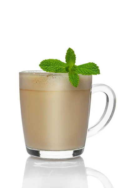 Przezroczyste filiżanki cappuccino z likier mięta na białym tle — Zdjęcie stockowe