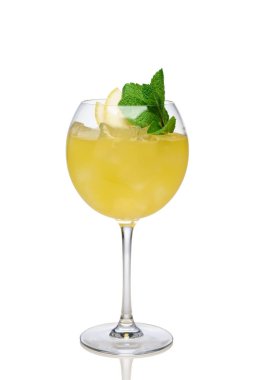 Limon buz şarap glas ile köpüklü şarap kokteyli