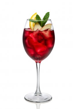 Beyaz izole bir bardak şarap soğuk sangria.