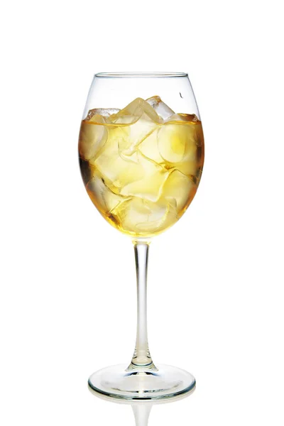 Cóctel de manzana con un vino espumoso con hielo en copas de vino — Foto de Stock