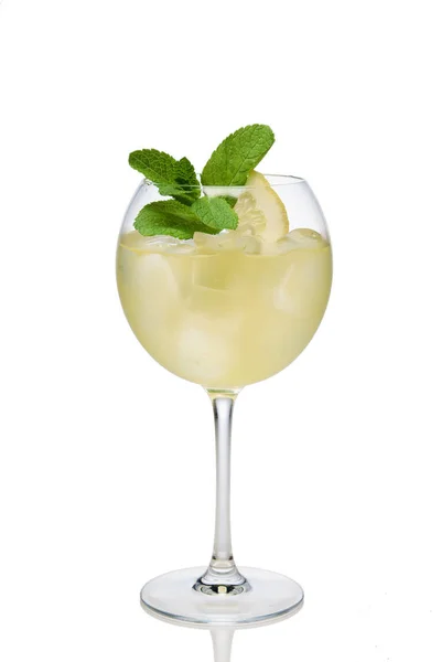 레몬 와인 유리에 얼음 조각으로 스파클링 와인 칵테일 — 스톡 사진