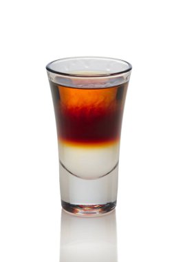 Sambuca ve Jagermeister shot cam whit üzerinde izole kokteyl
