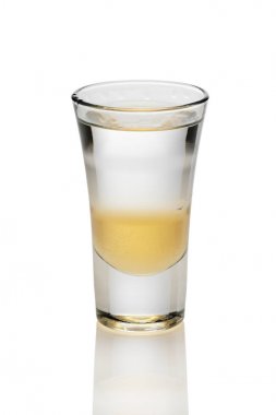 Alkol içki kadehi üzerinde izole içinde üç kat ile kokteyl 