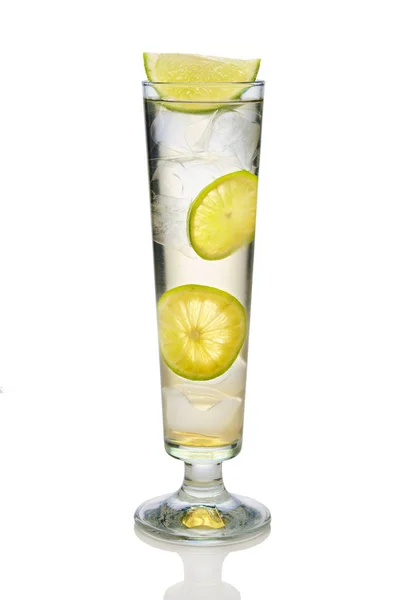 Koktajl z szampana, limonki i cytryny w chuście szkło isol — Zdjęcie stockowe