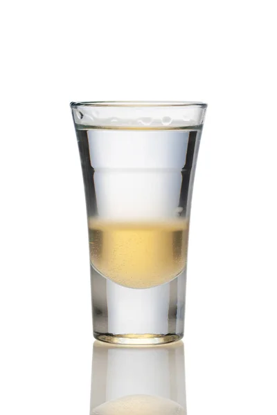 Коктейль з трьома шарами алкоголю в склянці, ізольованому на — стокове фото