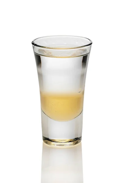 Κοκτέιλ με τρία στρώματα της αλκοόλης στο ποτήρι σφηνάκι που απομονώνονται σε — Φωτογραφία Αρχείου