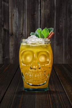 Cadılar Bayramı kadehi kafatasındaki ahşap raf kokteyl. Jolly Roger 