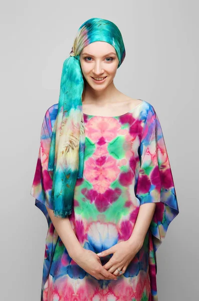Bella ragazza in sciarpa di seta colorata sulla testa e in stola — Foto Stock