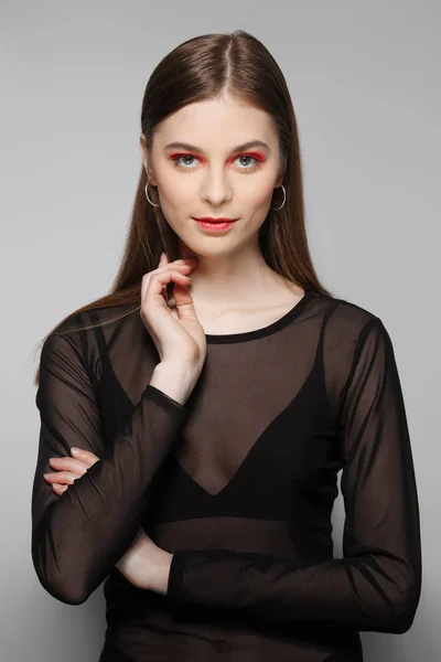 Schöne Mode-Modell mit emphatischen Augen und Lippen. sauber frisch — Stockfoto