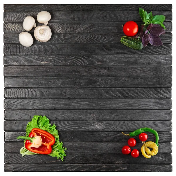 Verdure fresche su vecchio tavolo quadrato in legno scuro posto in corna — Foto Stock