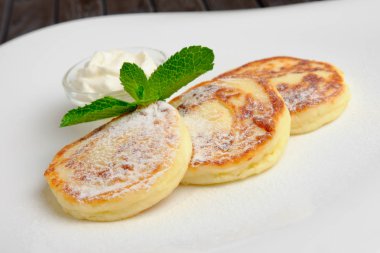 Süzme peynir ile pudra şekeri börek