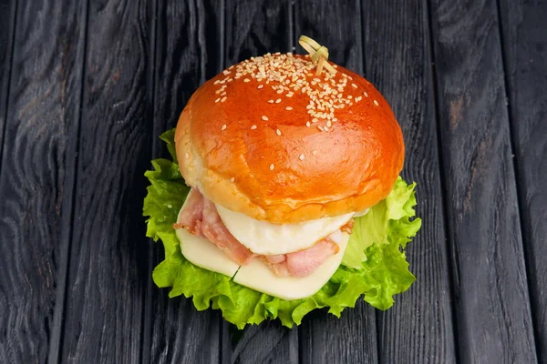 Draufsicht auf Big Egg Burger mit Mozzarella, Salat und gebratenem Bac — Stockfoto