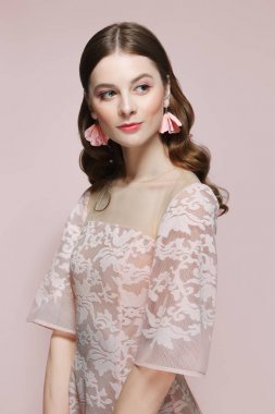 Güzel moda modeli dantel elbise tarafına bakıyor. Temiz