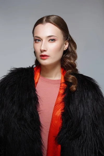 Hermosa modelo de moda en abrigo de piel. Limpia cara fresca de bonita —  Fotos de Stock