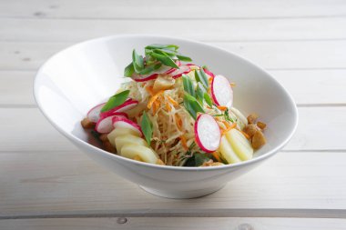 Turp, lahana, mantar ve patates salatası