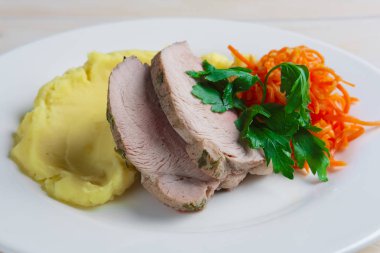 plaka ile yapılan fırın pork baharatlı havuç ve patates püresi ile