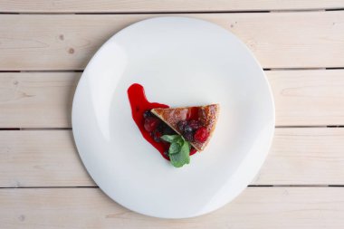 Peynirli kek çilek, sos ve yeşil nane yaprağı o Üstten Görünüm