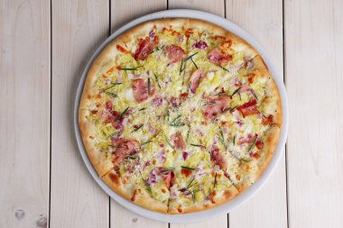 Pizza domuz pastırması cips, jambon, peynir ve rose ile bölümünün Üstten Görünüm