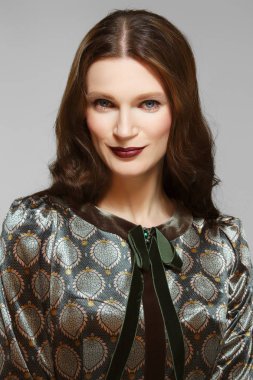 Temiz Cilt koyu uzun kıvırcık saçlı çekici kadın. Blu