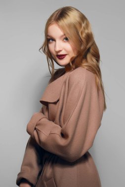 Güzel model sıcak yün ceket. Taze sağlıklı cilt, doğal yapmak