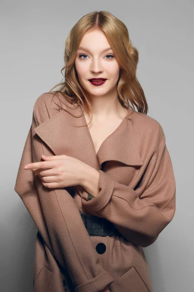 Mooi model in warme wollen jas. Verse, gezonde huid, natuurlijke maken — Stockfoto