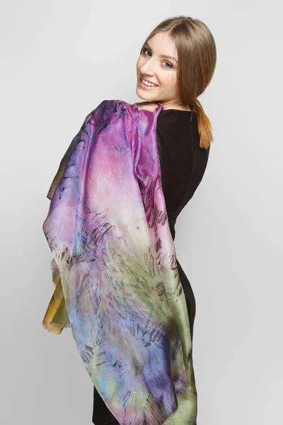 Muchacha atractiva en vestido delgado y bufanda de seda de colores posando en —  Fotos de Stock