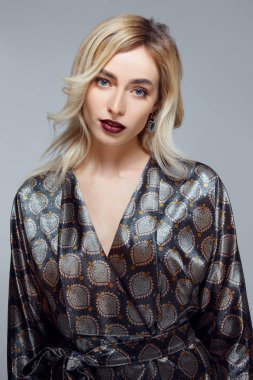 Uzun kıvırcık saçlı, temiz cilt çekici kadın. Mavi göz