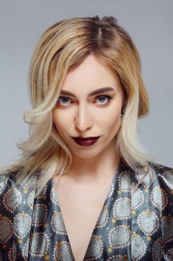 Uzun kıvırcık saçlı, temiz cilt çekici kadın. Mavi göz