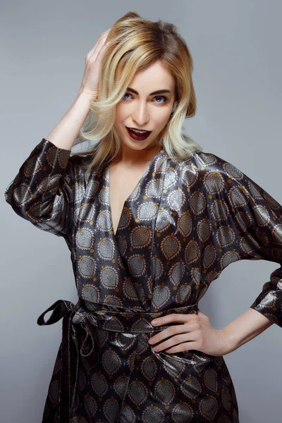 Uzun kıvırcık saçlı, temiz cilt çekici kadın. Mavi göz