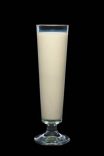 Vetro alto di latte isolato su fondo nero — Foto Stock