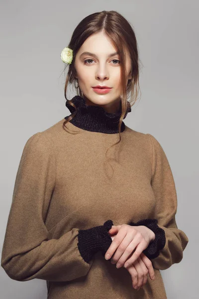 따뜻한 양모 스웨터에 젊은 귀여운 여자의 초상화. 깨끗 한 예쁜 — 스톡 사진