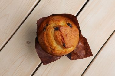 Kağıt sarmalayıcı o çikolata parçaları ile taze Muffin Üstten Görünüm