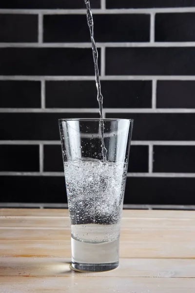 Mineraal water gieten in highball glass. Levensstijl café doodgeschoten. — Stockfoto