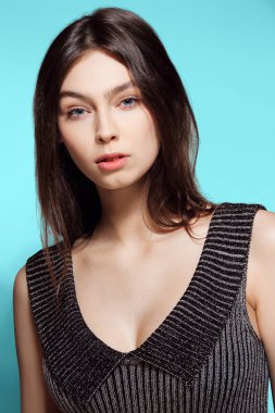 Kolsuz elbise poz ve şaşırtıcı arıyorum güzel kız