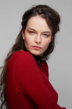 Sıkı kadın gözleri altında arıyor