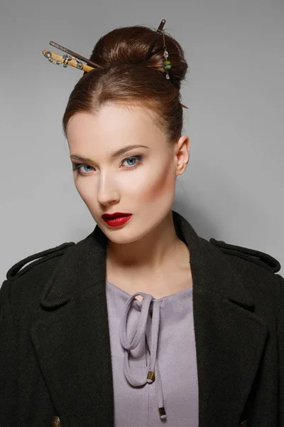 Ritratto di modello con acconciatura orientale, labbra rosse e occhi azzurri — Foto Stock